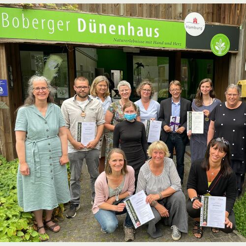 Dr. Bange (3vr), Josefa Kochniss (3vl), Maike Hinze (l), Karen Elvers (r, beide Loki Schmidt Stiftung) gratulieren den Absolventinnen_Foto: Wabe International Academy